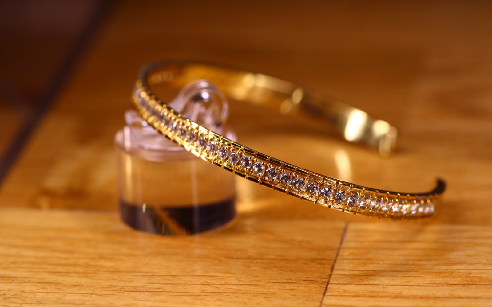 Bracelet jonc en or et zircons, fait main à Paris